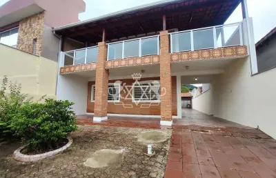 Excelente sobrado à venda, 05 dormitórios, sendo 01 suíte + quarto e banheiro externo, 390 m² de ár