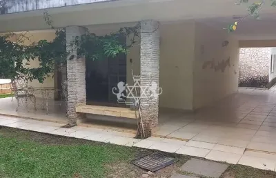 Belíssima casa com 3 dormitórios, amplo quintal gramado, piscina e salão de festas, à venda no suma