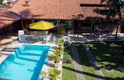Casa  com 4 dormitórios, 2 suítes, piscina, uma quadra da praia à venda, praia das palmeiras, carag