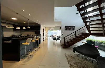 Sobrado espetacular a 200m da orla da praia do indaiá, com 310m2 com três dormitórios sendo uma suí
