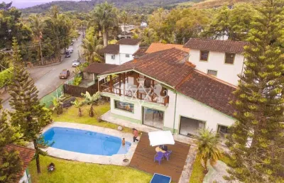 Oportunidade única de ter uma chácara lindíssima com 05 dormitórios, com piscina e próximo a cachoe
