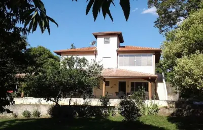 Chácara  à venda com 5 amplos dormitórios, e  4 banheiros, bairro da grama, paraibuna, sp