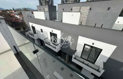 Sobrado tipo triplex no bairro capricórnio i distante 300 metros da praia
