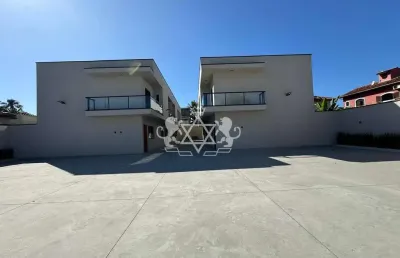 Sobrado de 2 suítes com 89m² em condomínio fechado – próximo à praia!