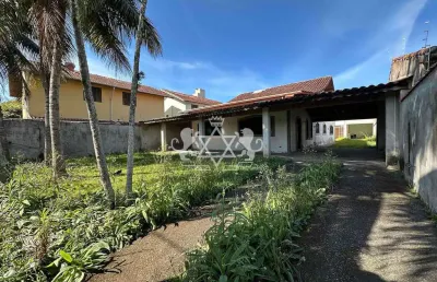 Casa á venda 100 metros da praia, 3 dorms, sendo 2 suítes, edícula com salão de jogos, bairro do po