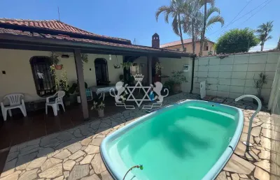 Casa com piscina a 50 metros da orla da praia- britânia