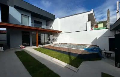 Sobrado à venda, 50 metros da praia, 4 dormitórios (1 suíte) , área de lazer com piscina e churrasq