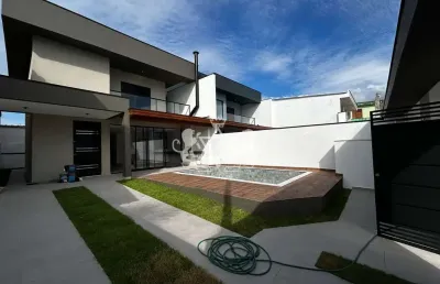 Sobrado à venda, 50 metros da praia, 4 dormitórios (1 suíte) , área de lazer com piscina e churrasq