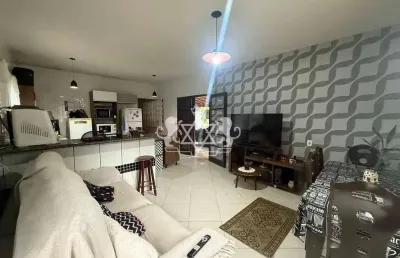 Casa a venda com 3 quartos, sendo 1 suite; 2 banheiros e uma edícula.