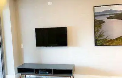 Apartamento 1 dormitório (43,8m²), 1 banheiro, mobiliado, varanda, 1 vaga. a 200 metros da estação campo belo