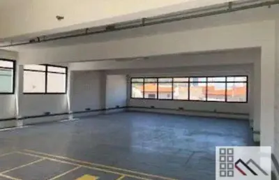 Galpão comercial novo (371m²), 2 banheiros, 3 pavimentos, 4 vagas.