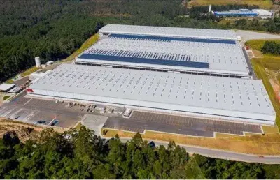 Galpão logístico com renda imediata. (11.724,41m²), 12 banheiros, 10 vagas. para estocagem e armazenamento