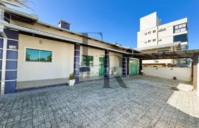 Casa à venda no centro de barra velha! conforto, espaço e a 250 metros da praia!