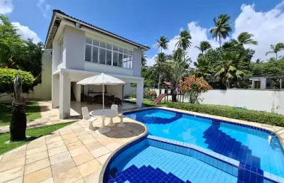 Viva o conforto e a praticidade em uma casa em condomínio excepcional!