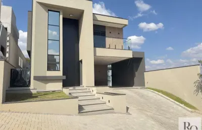 Linda casa em condomínio com fachada imponente, cômodos amplos e integrados