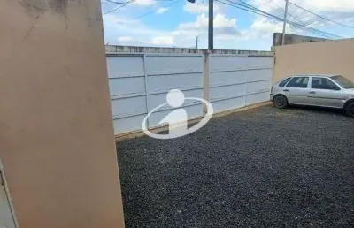Casa com 2 quartos para alugar no jardim ipanema i, uberlândia  por r$ 980