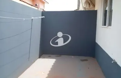 Casa em condomínio fechado com 3 quartos para alugar no jardim karaíba, uberlândia  por r$ 2.300