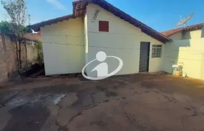 Casa com 3 quartos para alugar no jardim holanda, uberlândia  por r$ 1.400
