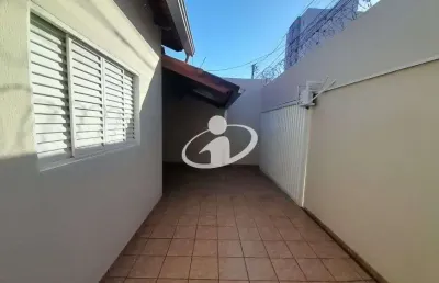 Casa com 3 quartos para alugar no santa mônica, uberlândia  por r$ 2.600