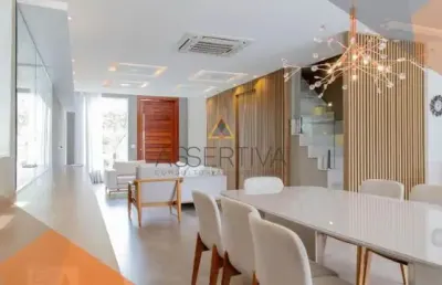 Casa triplex mobiliada no condomínio de alto padrão