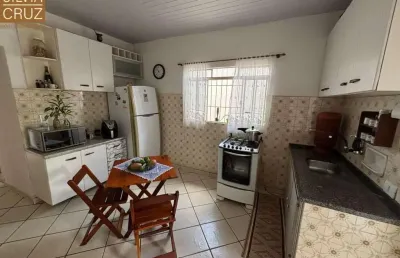 Casa com ótima localização no bairro, com quintal. bairro: vila independência