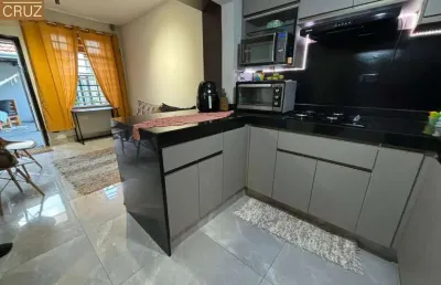 Casa compacta, charmosa, reformada, com espaços modernos e excelente localização.