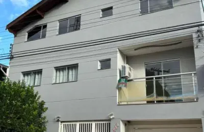 Casa com 3 suítes, com salão de festas, piscina e escritório com entrada independente.