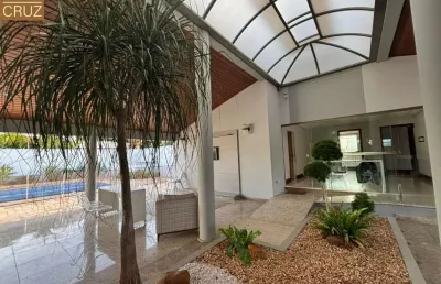 Casa alto padrão, com 4 suítes completas de armários + quintal com jardim, solarium e piscina. tudo impecável.