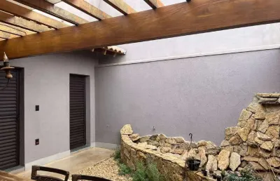 Casa rústica com 04 suítes no condomínio mário franco