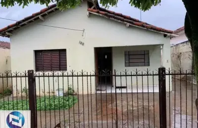 Casa á venda zona leste próximo a represa municipal, 2 quartos, sala, cozinha, banheiro, dispensa, quintal espaçoso.