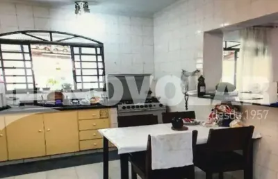 Casa com 4 dormitórios sendo 2 suites, 3 banheiros, 6  vagas.