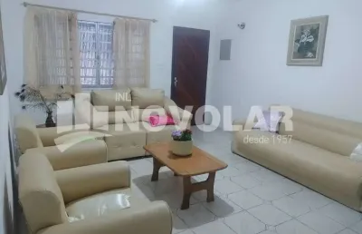 Casa assobradada, com 3 dormitórios sendo 2 suites e 6 vagas de garagem.