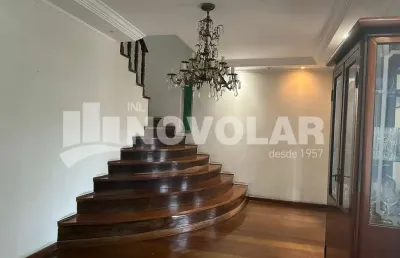 Sobrado de luxo com 3 suítes, garagem para 6 veículos e excelente localização