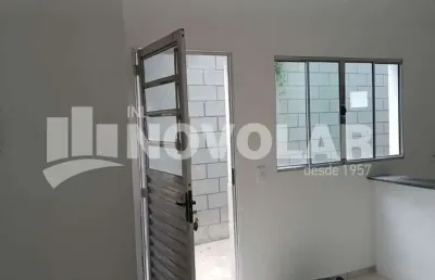Casa com 2 quartos para alugar na Vila Nivi, São Paulo 
