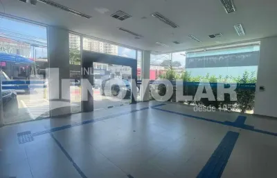 Loja comercial com elevador e acessibilidade em avenida movimentada
