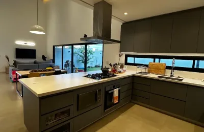 Sobrado no jardins capri, localizado no senador canedo  445,99 m² de terreno e 289 m² de área construída sala tv integrada com a cozinha  05 quartos