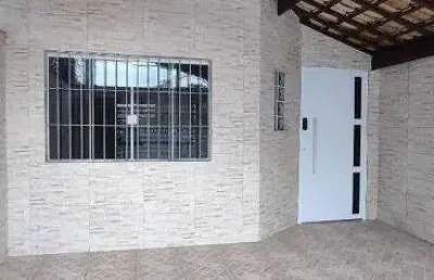 Casa de 2 dormitórios sendo 1 suíte, área gourmet com churrasqueira no bairro real em praia grande