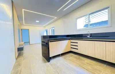 Maravilhosa casa a 200 metros da praia com 2 dormitórios com suíte, espaço grill e 2 vagas de garagem no bairro da  ocian