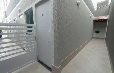 Viva com conforto e segurança em casa de condomínio no mirim, praia grande-sp - conheça já!