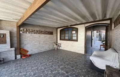 Ampla casa à venda em praia grande-sp, no bairro maracanã, com 3 dormitórios e 2 suítes - 130m²