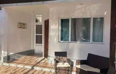 Sobrado com 3 dormitórios, 1 suíte, 2 vagas no canto do forte em praia grande - sp