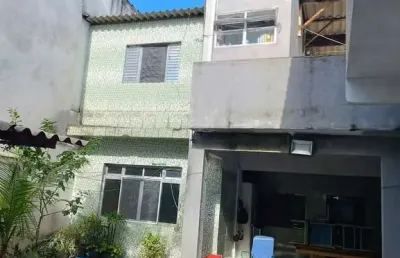 2 casas independentes em amplo terreno (281m²) com 3 vagas em praia grande!