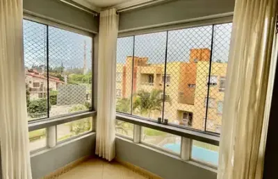 Lindo apartamento 1 dormitório e meio em capão novo, condomínio com piscina térmica
