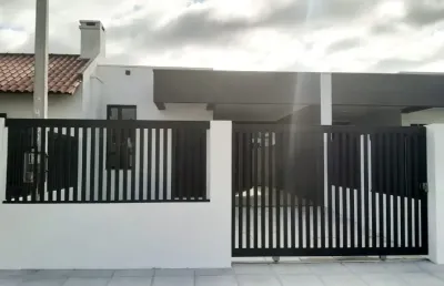 Bela casa geminada nova - em capão novo, ótima localização!