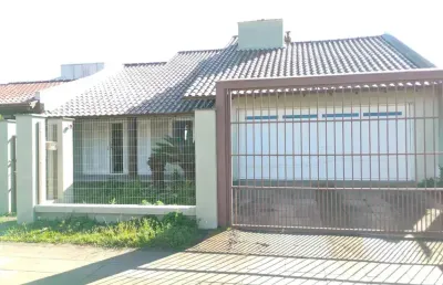 Bela casa com 3 dormitórios em capão novo! excelente oprtunidade.