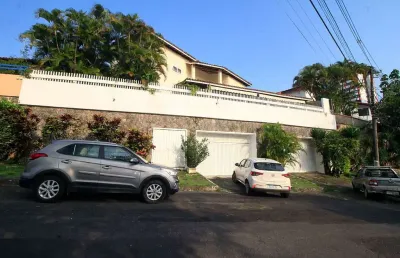 Casa quatro quartos para venda no caminho das árvores.