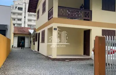 Casa com 3 quartos para alugar na Rua 284, 347, Meia Praia, Itapema
