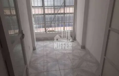 Oportunidade no centro, sacada, 1 qto, 2 salas, cozinha e banhero.