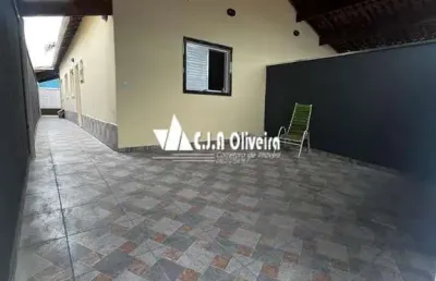 Casa nova com piscina em excelente localização em  mongaguá 