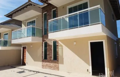 Casa duplex com 2 suítes, 3 banheiros, garagem, quintal, no bairro barroco (itaipuaçu) em maricá-rj